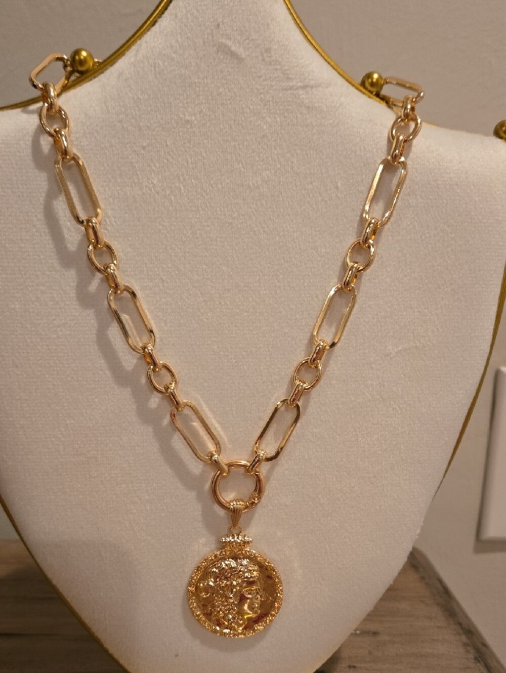 Gold Coin Pendant Chunky Chain Necklace - New - Picture 2 of 3